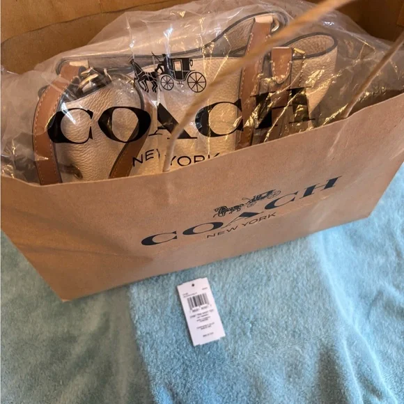 Coach Andy Tote in Chalk white pebbled leather, with tan handles - Picture 14 of 14